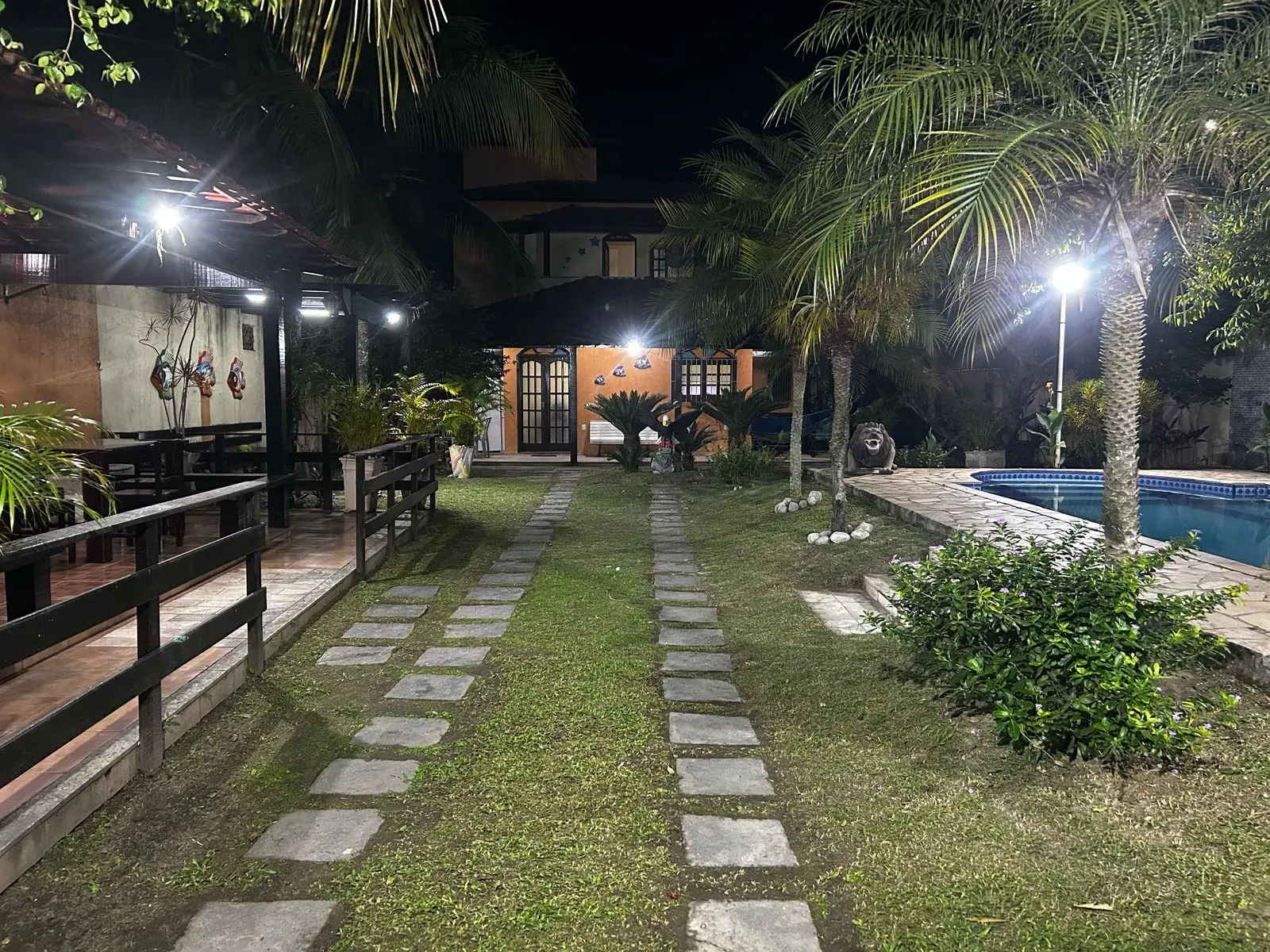 Casa e quintal de noite